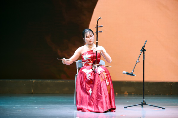 二胡比赛视频，小巷深处的音乐盛宴展现精彩演奏