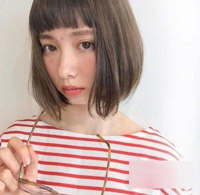 温馨日常中的短发胖女人最新发型探索与分享