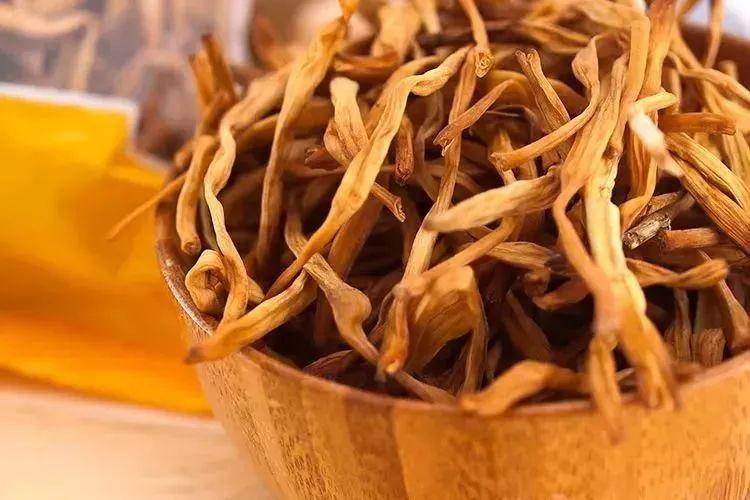 黄花菜新鲜上市，探索种植技术与品味季节味道