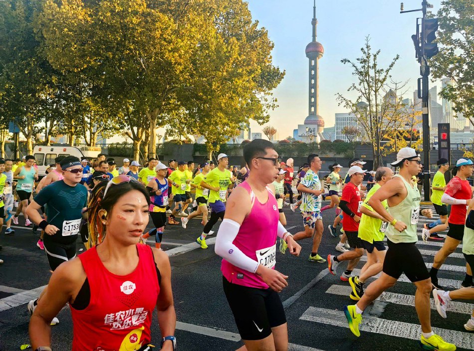 小红书分享，震撼的上海国际马拉松比赛激情瞬间🏃‍♀️🏃‍🏋️‍♂️