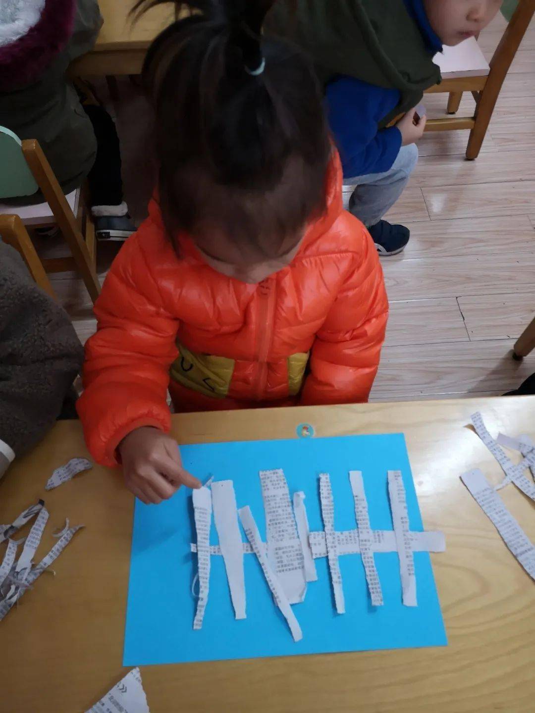 撕纸比赛，纸上的欢乐竞技时刻