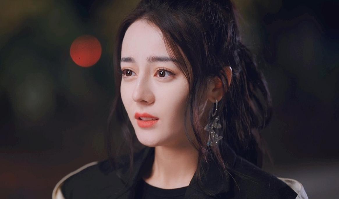 可儿演员与小巷深处的独特风情小店