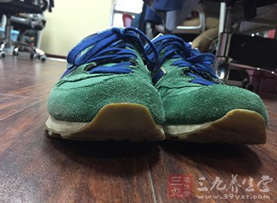 参加足球比赛的全面鞋履指南，如何选择最合适的足球鞋？