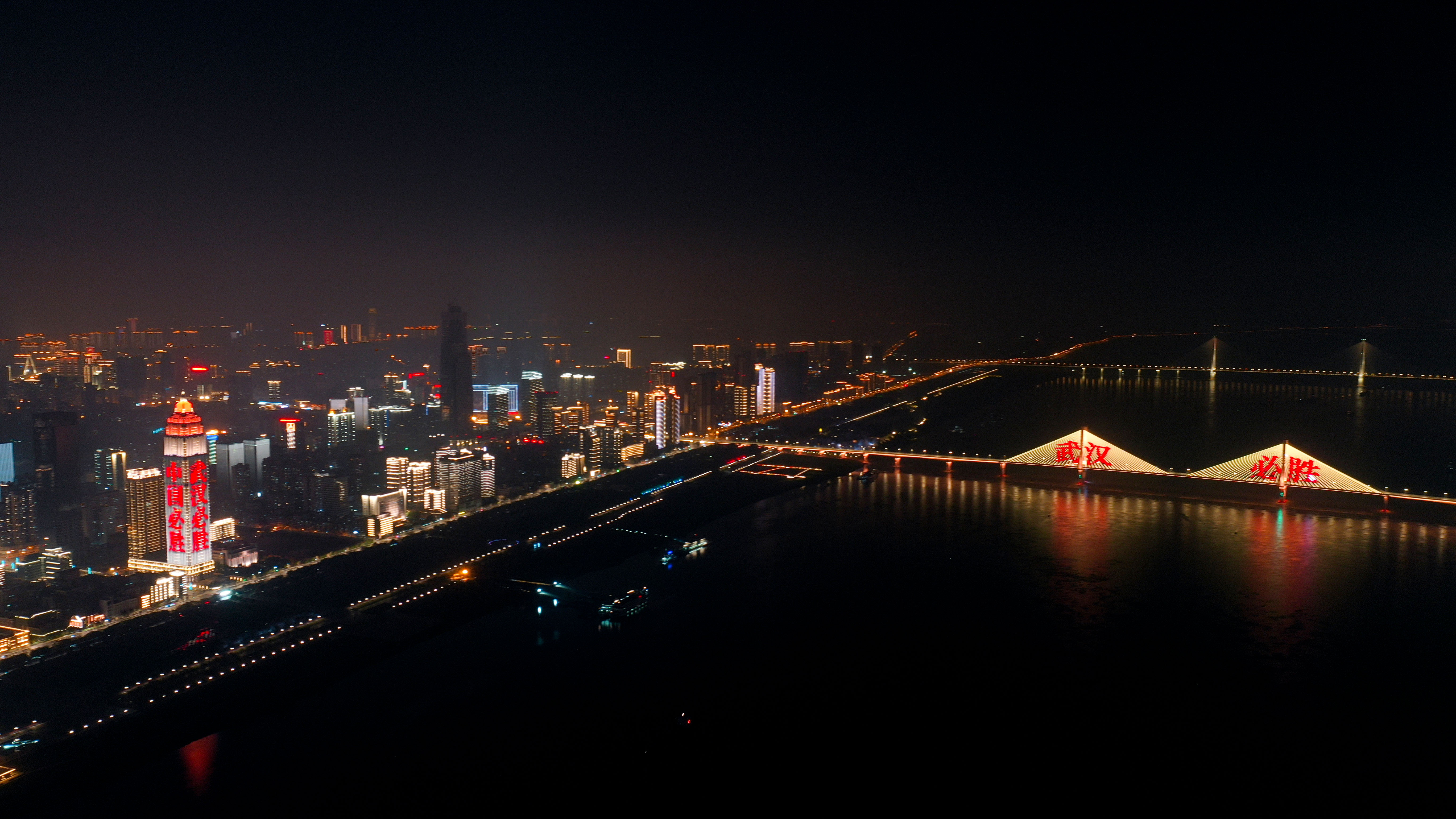 武汉夜景新貌，城市之光下的多元观点